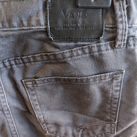 Vans men's grey denim shorts size 31.  22" length shorts.  Great condition - Picture 5 of 7
